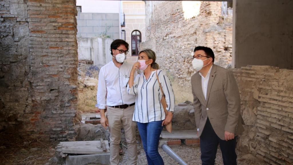La alcaldesa de Toledo, Milagros Tolón, durante su visita al Corral de don Diego (Ayto. Toledo)