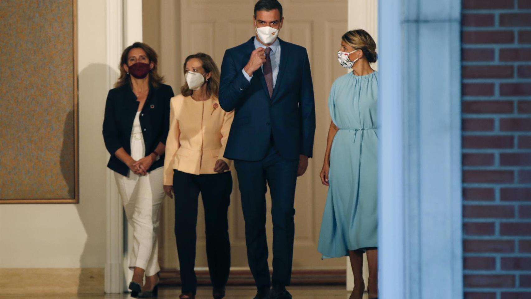 Los nuevos ministros de Pedro Sánchez se estrenan con la foto de familia y su primer Consejo