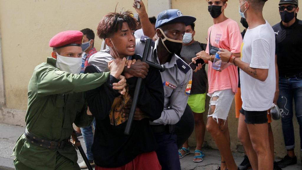 La Policía detiene a una persona en La Habana durante las protestas de este domingo en Cuba.