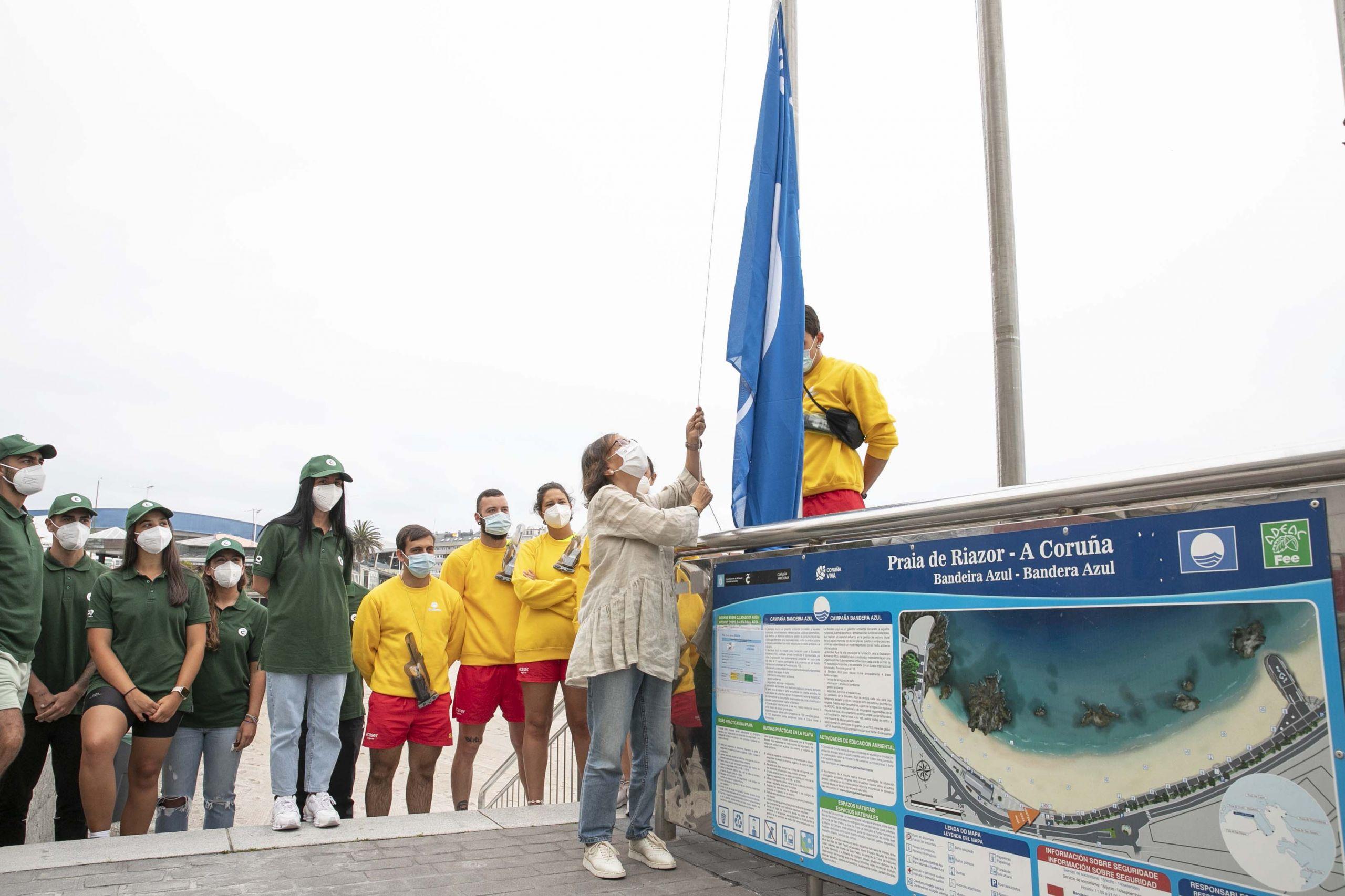 Izado de la bandera azul en la playa de Riazor (Concello da Coruña).