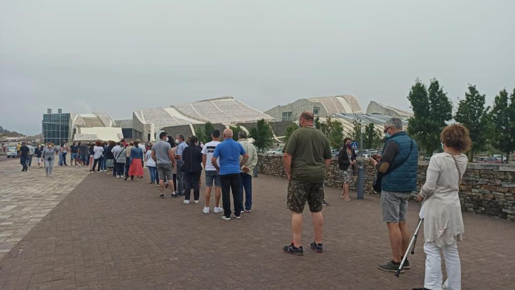 La cola en la Cidade da Cultura para recibir la vacuna contra la Covid-19.