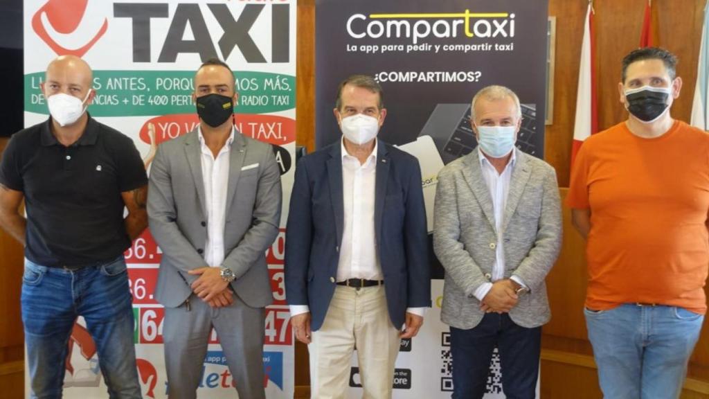Presentación de la app Compartaxi en el Salón de Plenos del Concello de Vigo