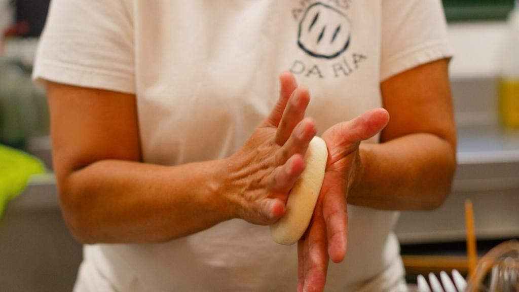Lyset, la cocinera, amasa una de sus arepas