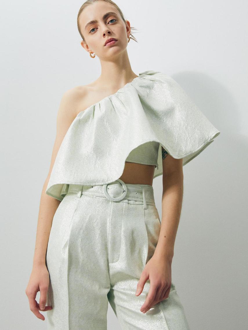 Top y pantalón brillante de Sfera.