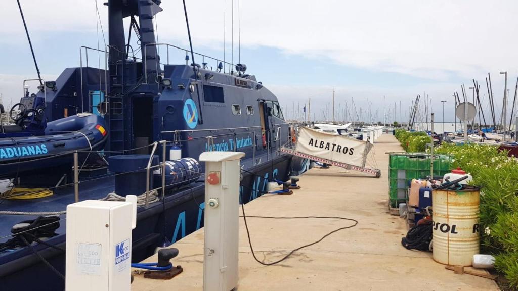 Amarre de la patrullera Albatros en la Marina de Valencia, rodeada de veleros recreativos. EE
