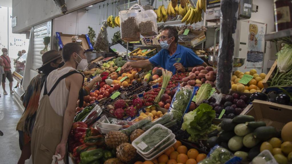 Una frutería del mercado de abastos municipal de Conil