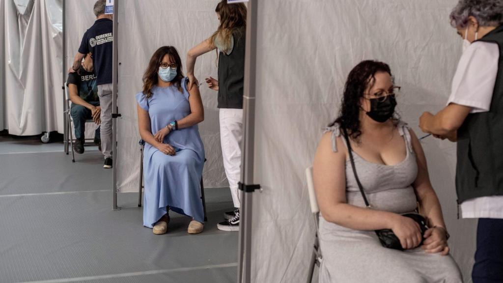 Varias personas reciben la vacuna contra el coronavirus, en el pabellón de los deportes Paco Paz de Ourense.