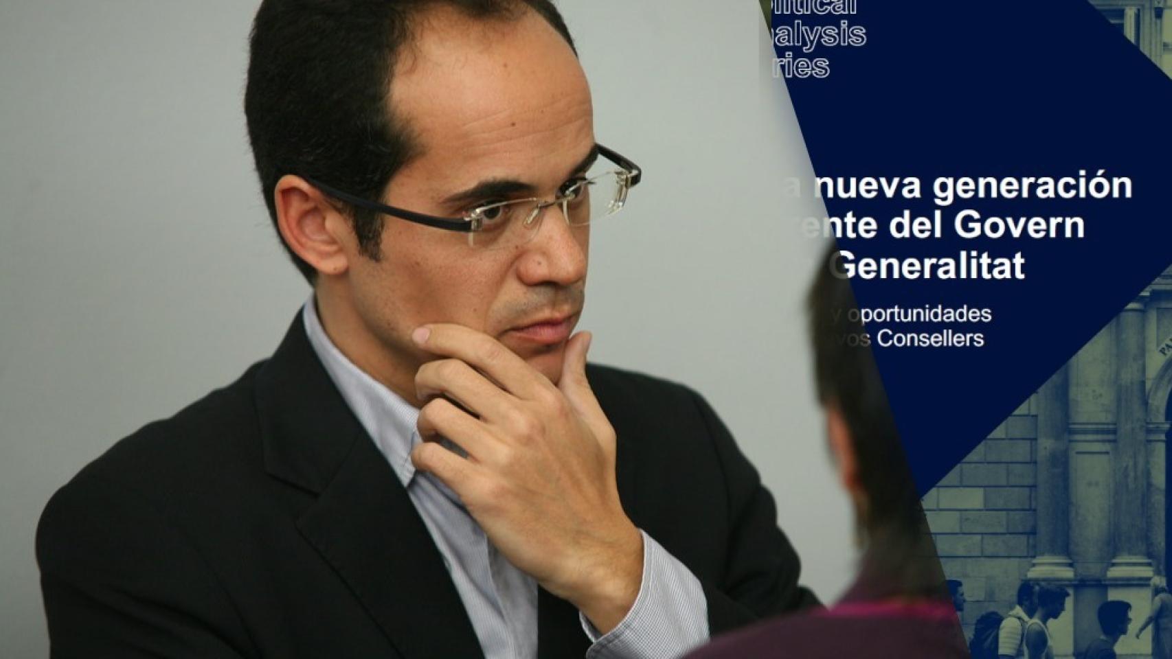 Francesc Vallès, nuevo secretario de estado de Comunicación, junto a su informe sobre el nuevo 'Govern'.