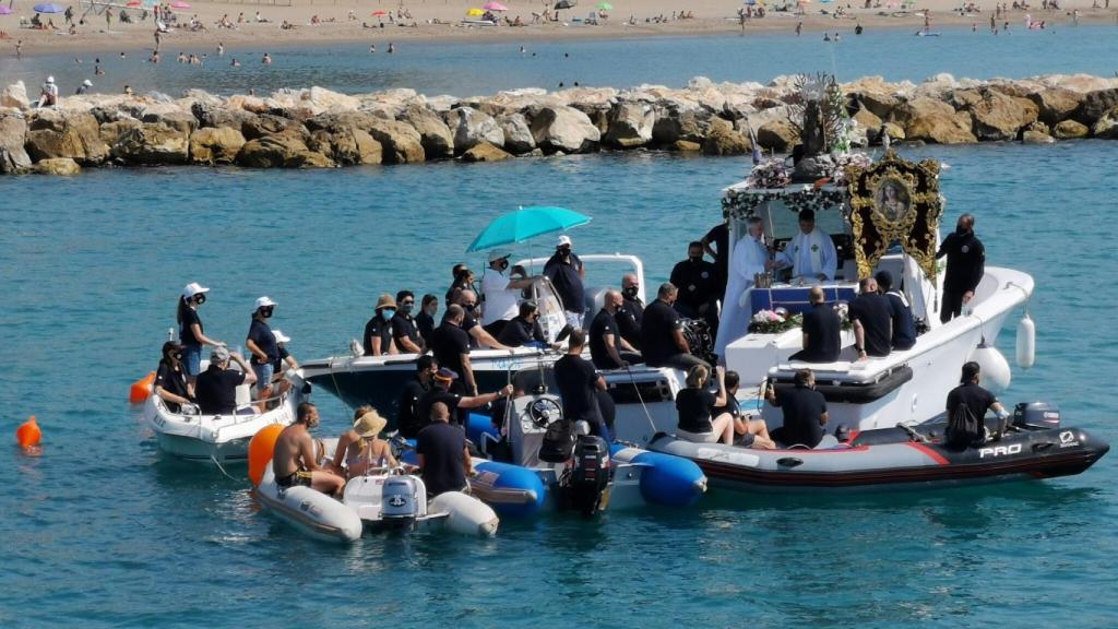 Una imagen de la bendición de las aguas por el estandarte de la Virgen del Carmen de El Perchel el año pasado.