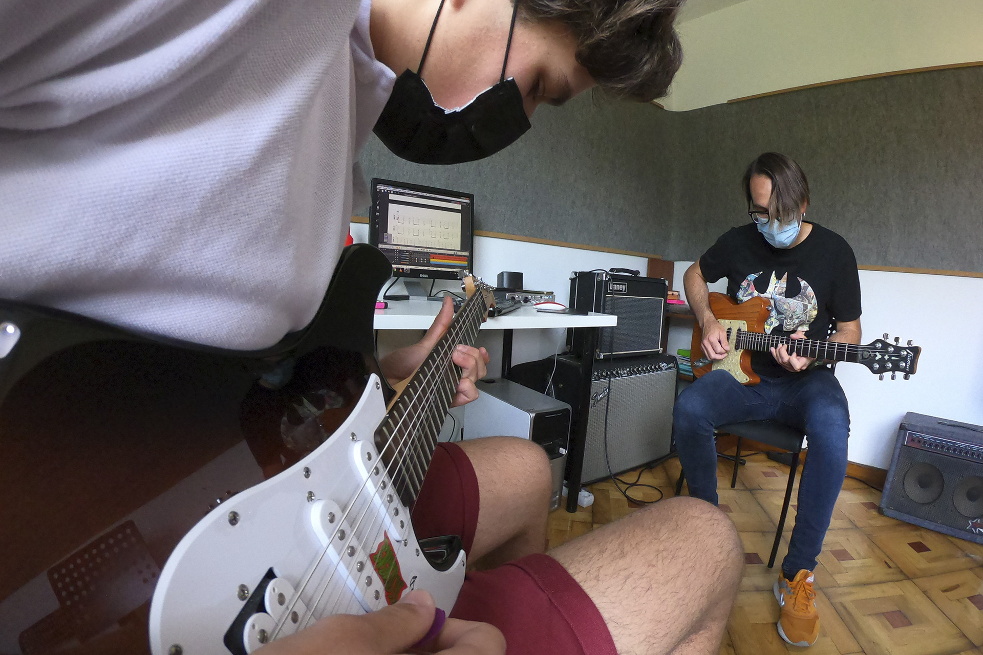 Pablo Prego durante una clase de guitarra eléctrica.