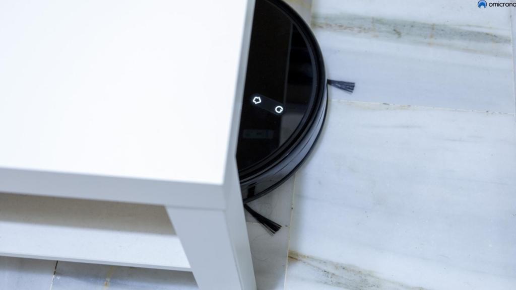 Robot bajo de una mesa.
