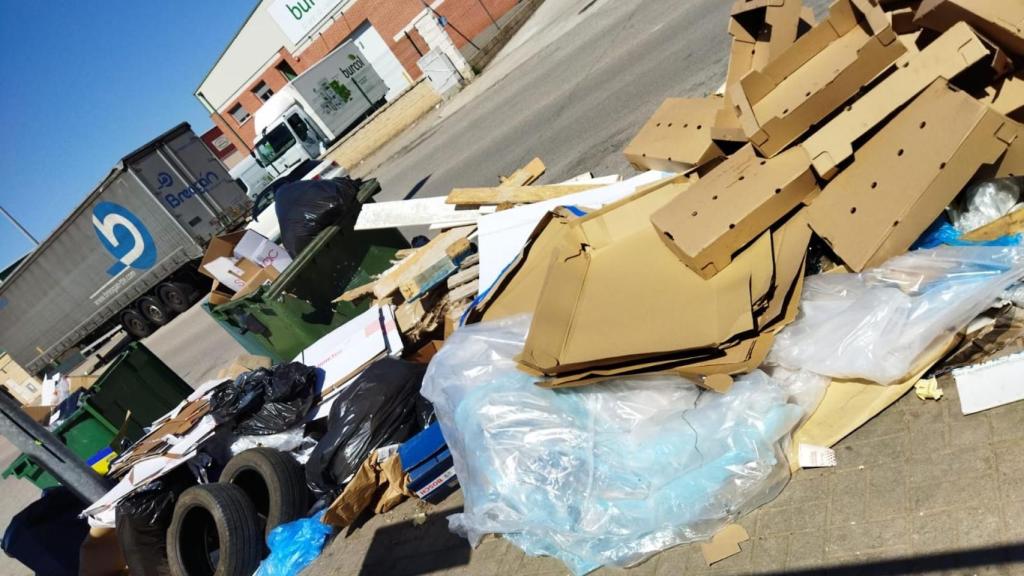 En el Polígono se acumulan todo tipo de basuras y residuos