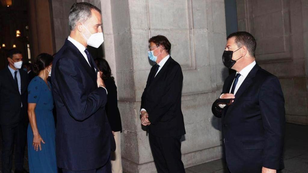 Emiliano García-Page saluda el rey