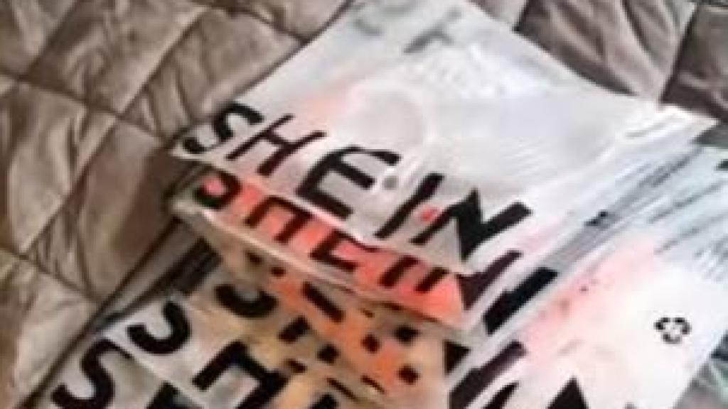 Bolsas estampadas con la marca Shein.