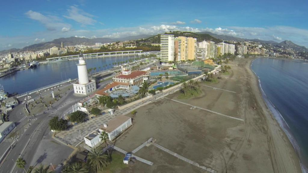 La Farola permanece atenta a la bocana del puerto, pero ahora también a su futuro con respecto al hotel del dique de levante .
