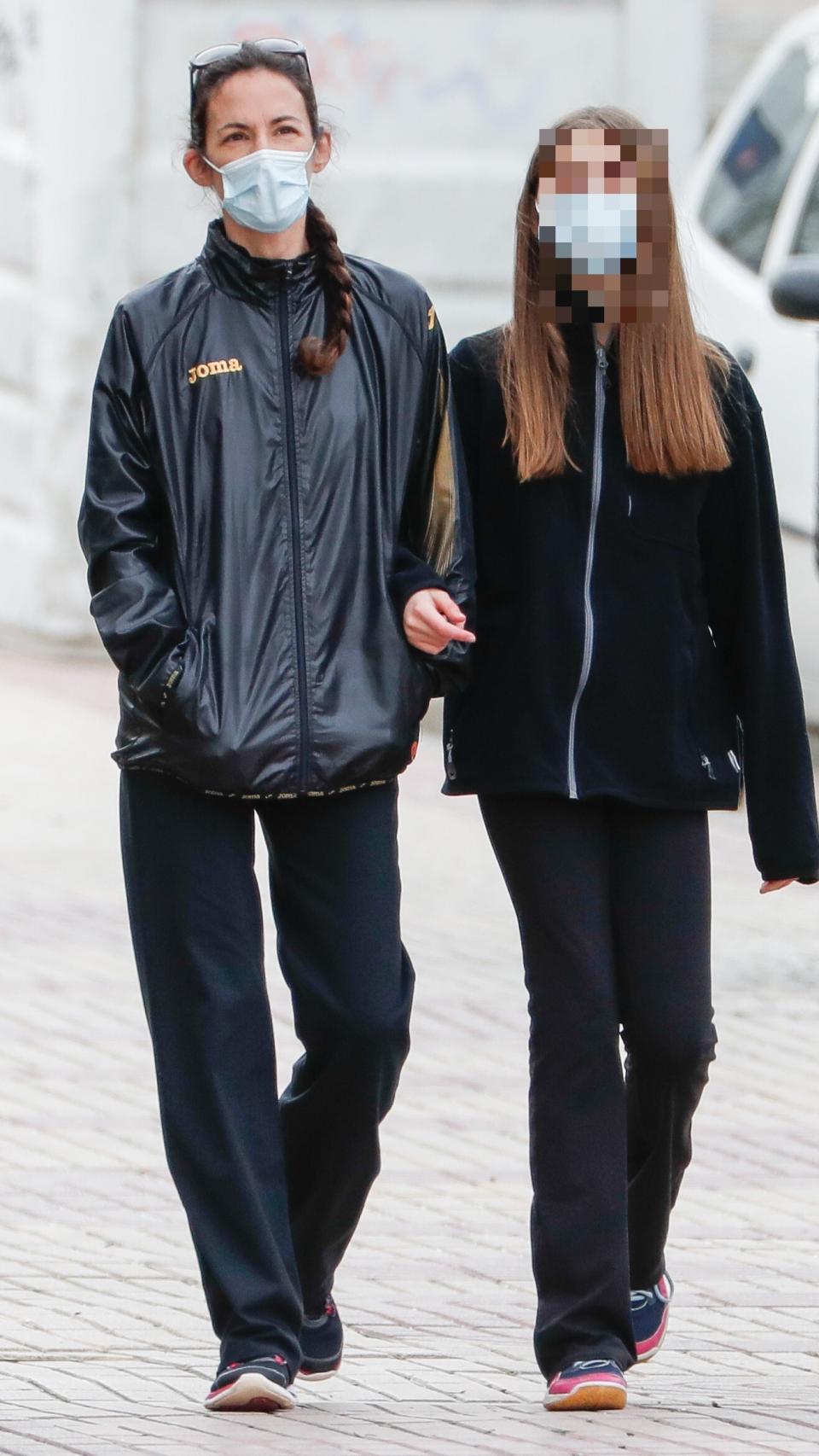 Telma junto a su hija Amanda caminando por Madrid el pasado mes de febrero.