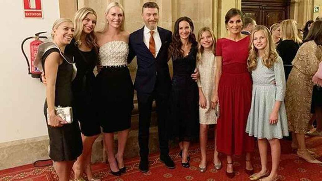 Telma Ortiz y su pareja posando junto a Letizia, la princesa Leonor y Sofía en 2019.