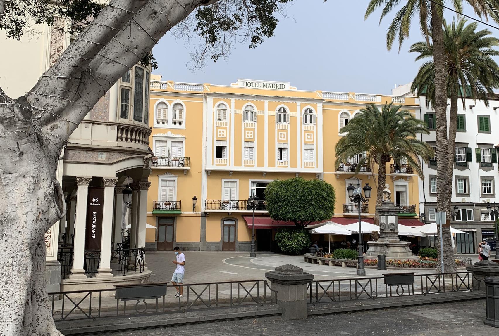 Fachada del Hotel Madrid, que da a la Alameda de Colón.