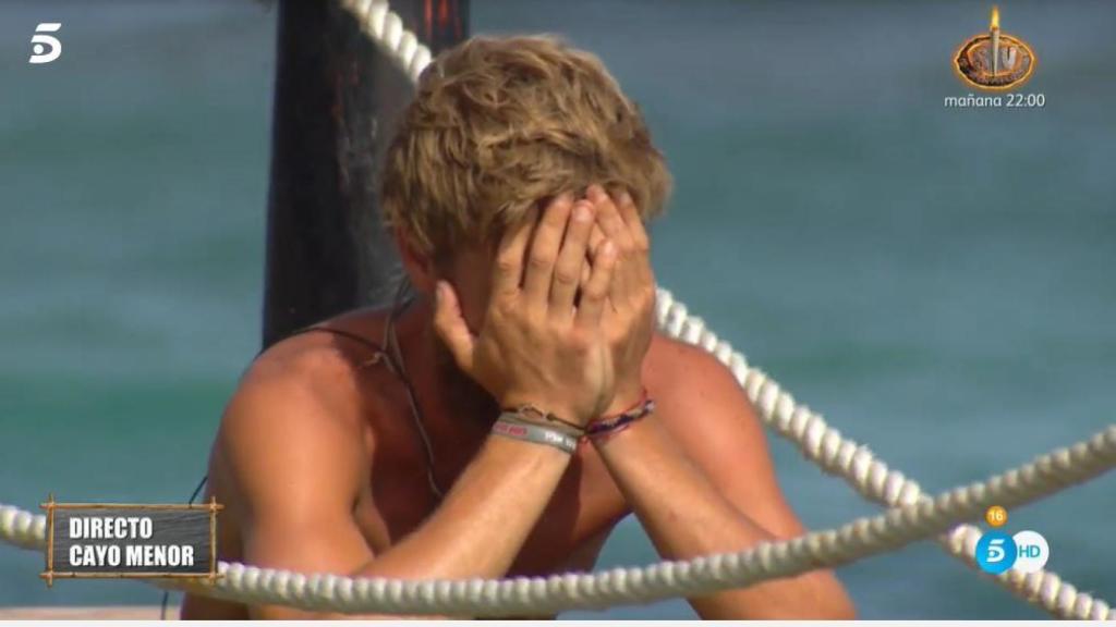 Tom Brusse derrumbado en el puente de las emociones.