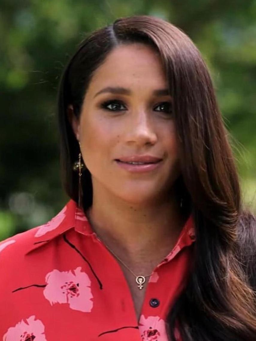 Meghan Markle luciendo un colgante feminista en el concierto Vax Live.