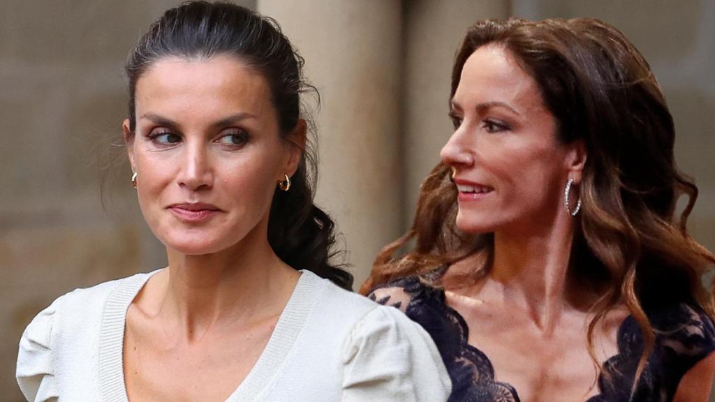 La reina Letizia junto a su hermana Telma Ortiz en montaje de JALEOS.