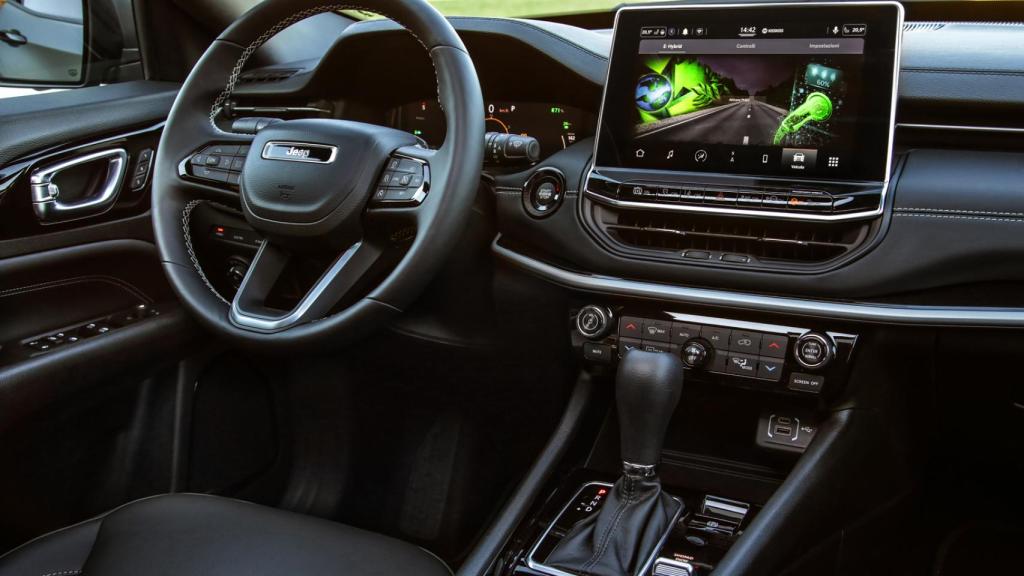 Interior digitalizado del Jeep Compass 4xe.