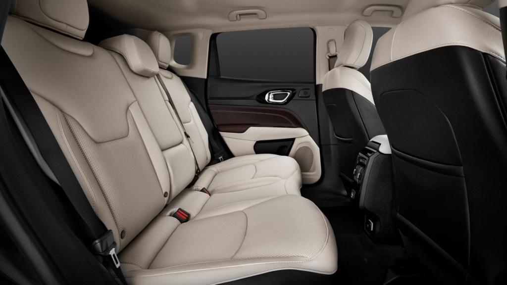 El Jeep Compass 4xe destacata por la amplitud de las plazas traseras.