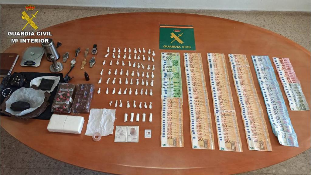 La droga y el dinero incautado en la operación de Jávea.