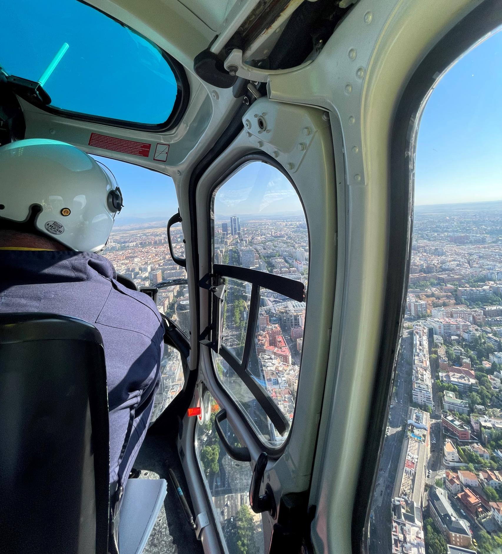 Sobrevolando el Paseo de la Castellana.