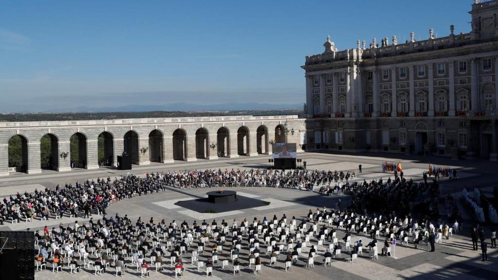 Otra foto del homenaje a sanitarios.