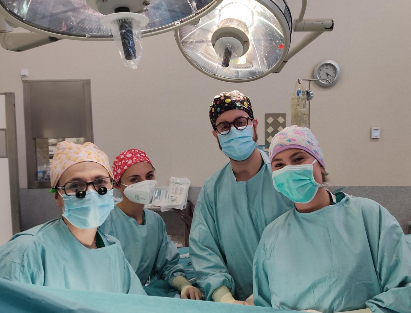 La cirujana (con las gafas) en un día de trabajo.