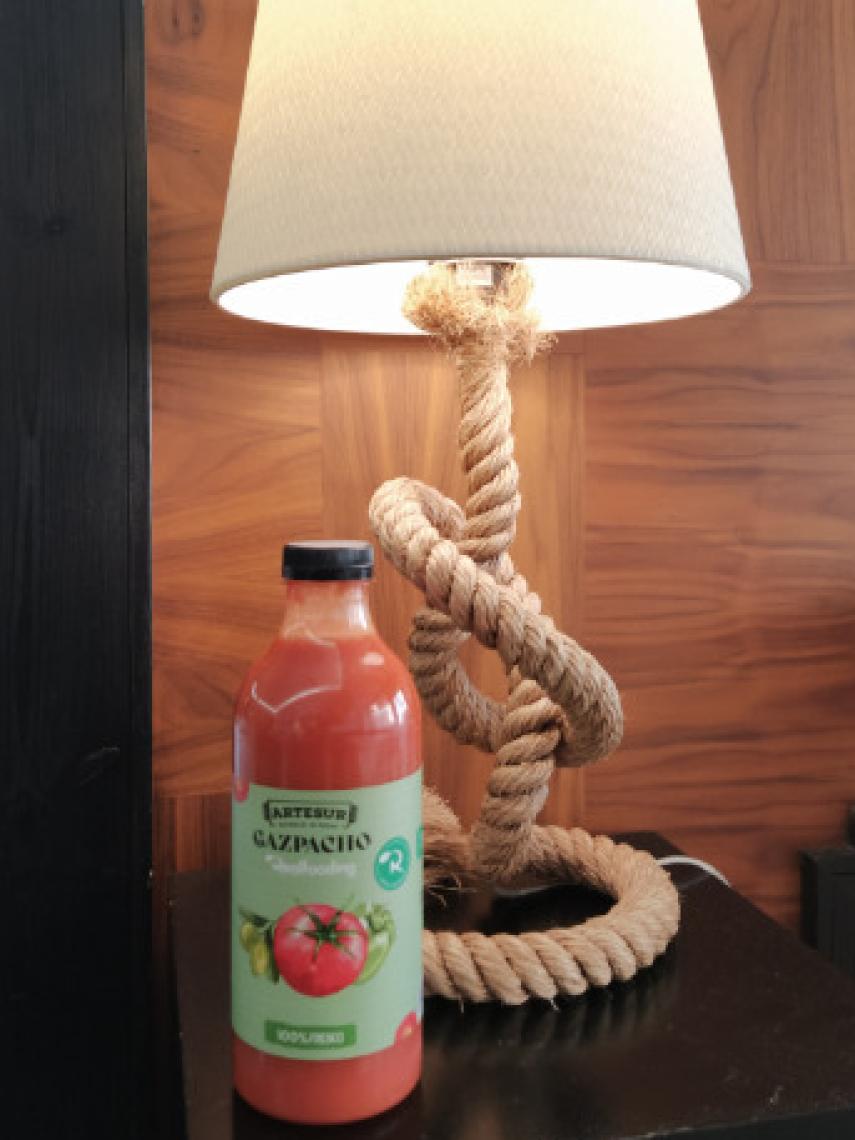 La botella de litro del gazpacho de Artesur y Carlos Ríos.