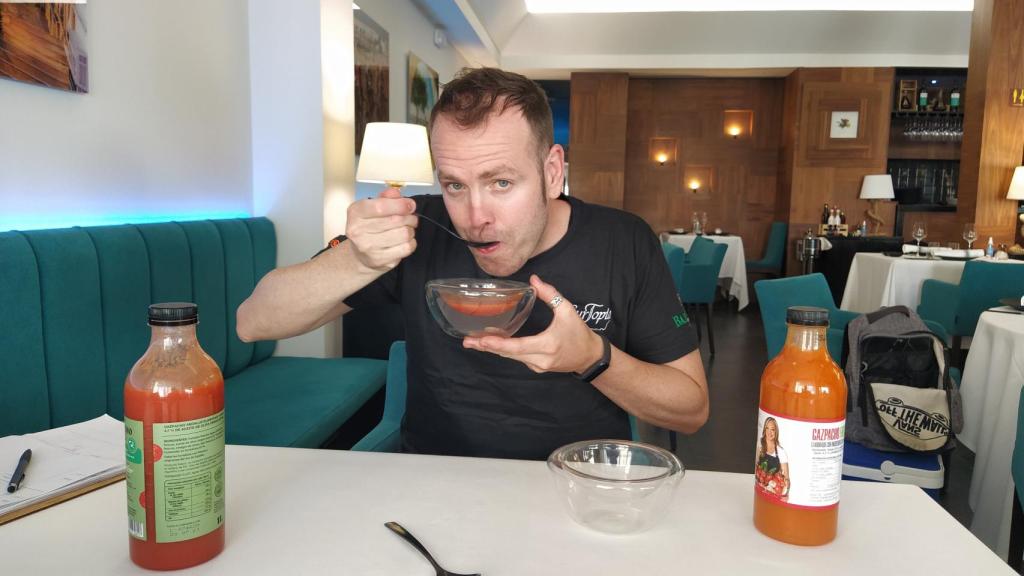 El experto Jose Calleja, probando el gazpacho de Artesur y Carlos Ríos.