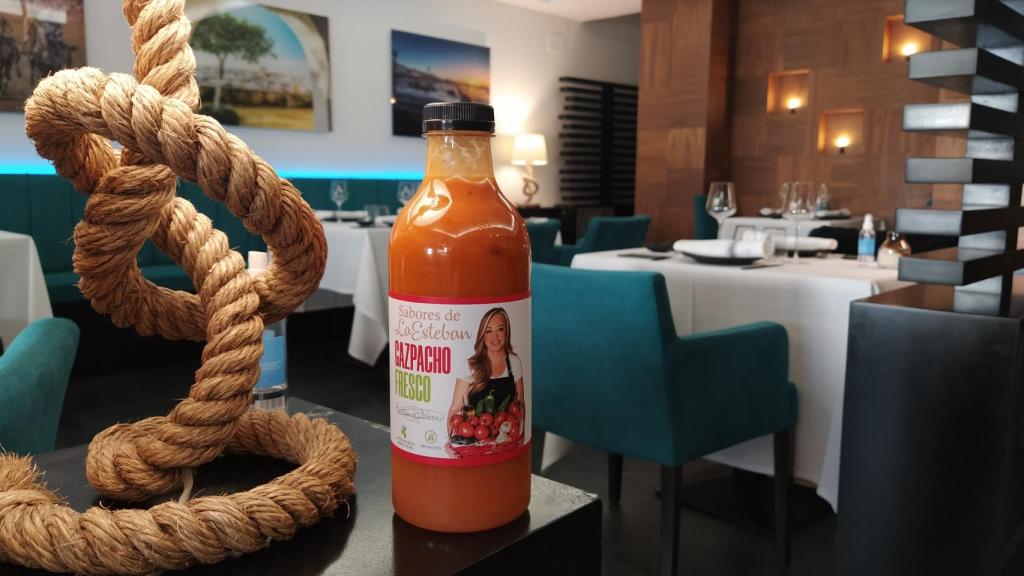 La botella de litro del gazpacho 'Sabores de La Esteban'.
