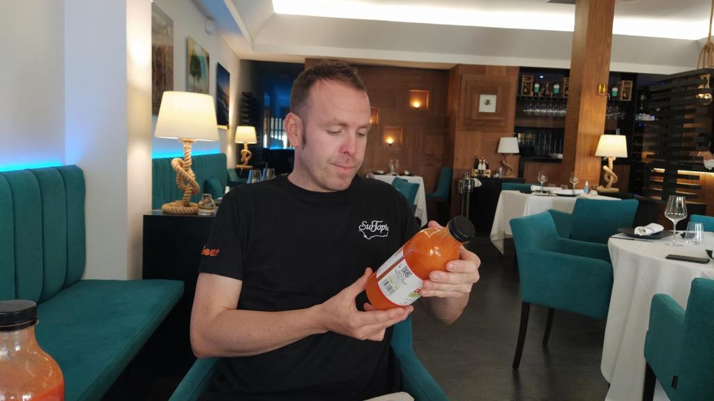 El cocinero Jose Calleja siempre lee los ingredientes de los productos antes de probarlos.