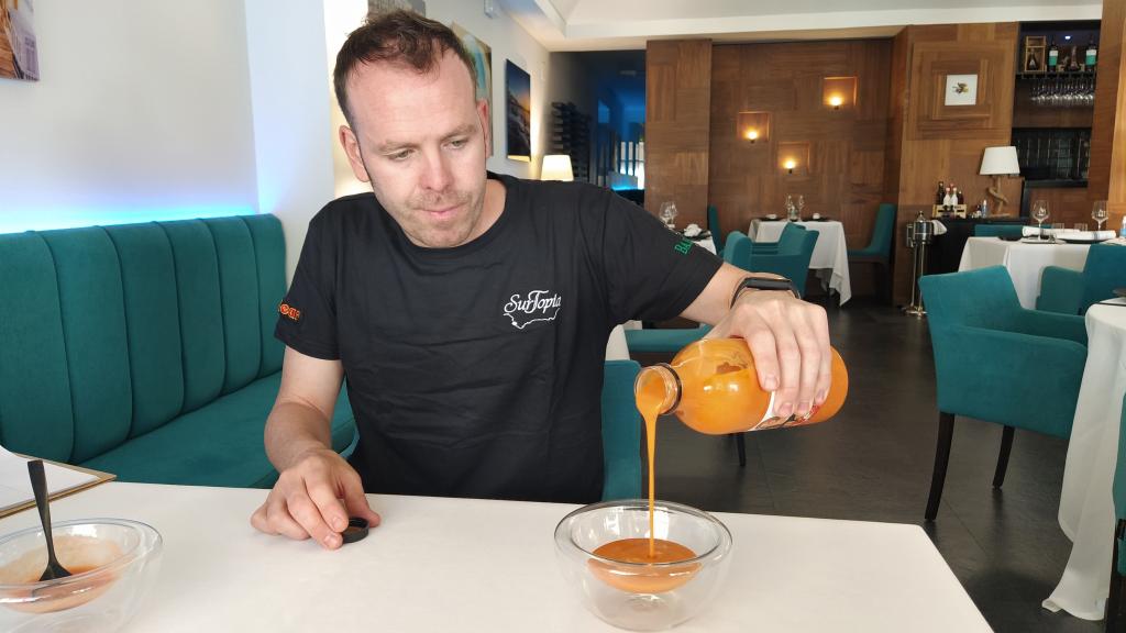 Jose Calleja, sirviendo uno de los salmorejos probados en la cata.