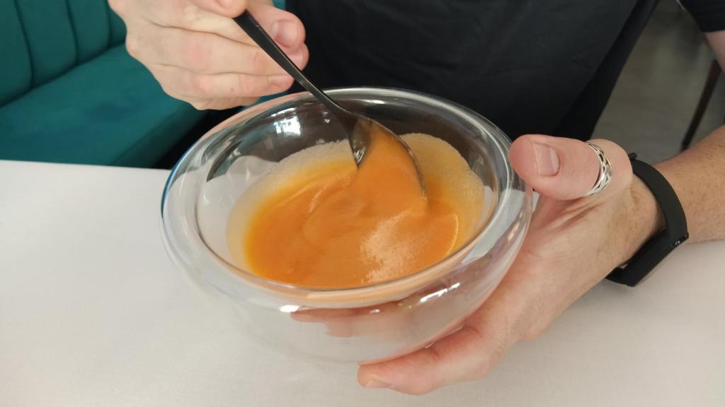 El experto Jose muestra la untuosidad y la buena densidad del salmorejo de Belén Esteban.