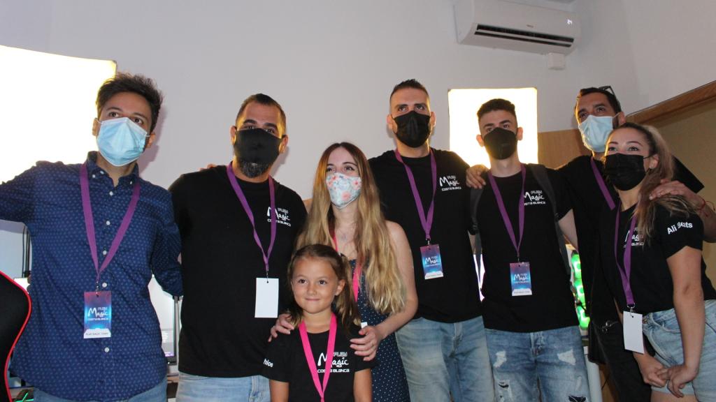 El equipo de streamers, con Mayichi.