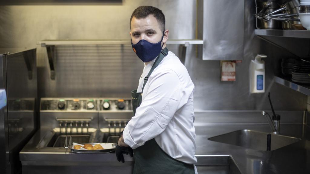 El chef Miguel Carretero, en la cocina de Santerra, friendo las croquetas que se probarán en la cata.