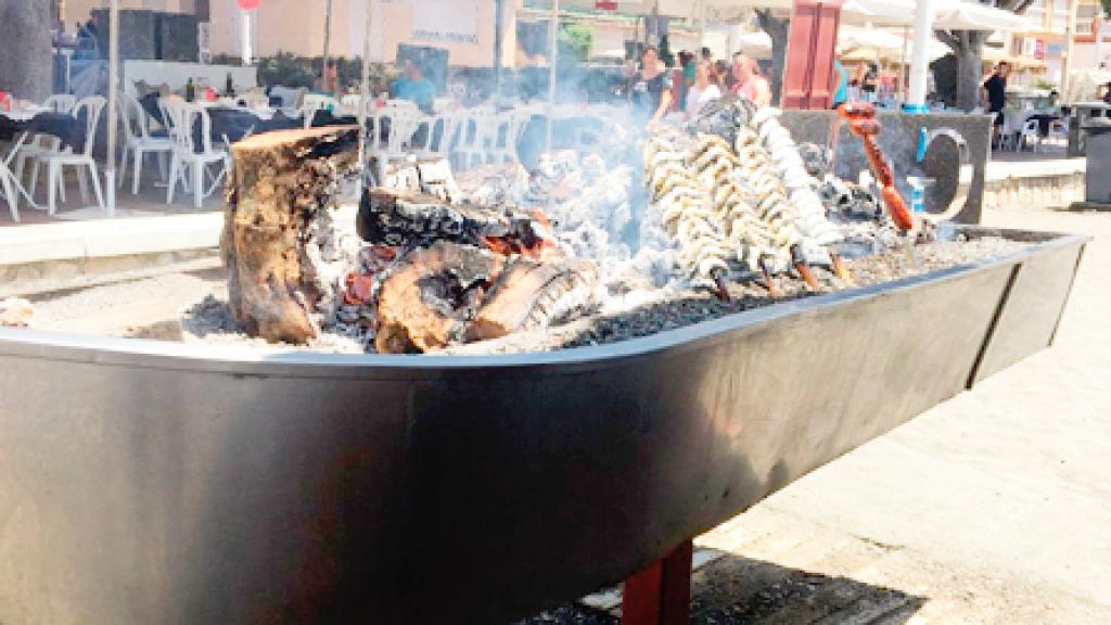 Barca de espetos del restaurante Gabi.