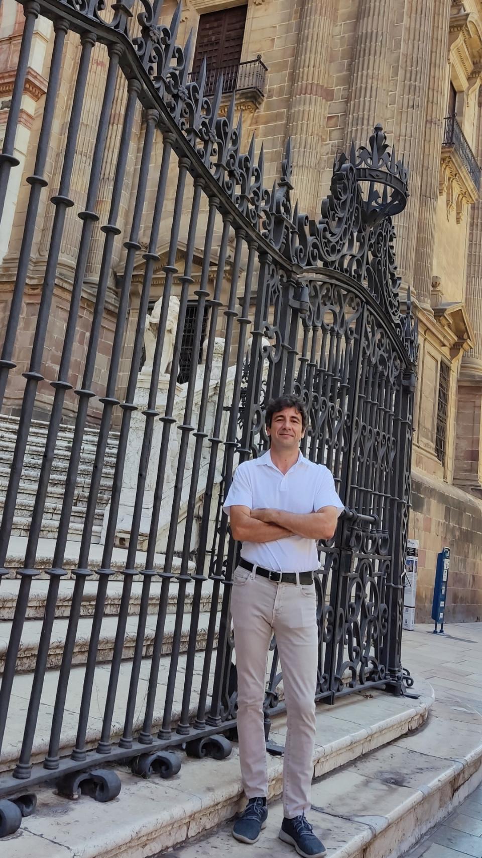 Juan Manuel Sánchez La Chica junto a la Catedral.