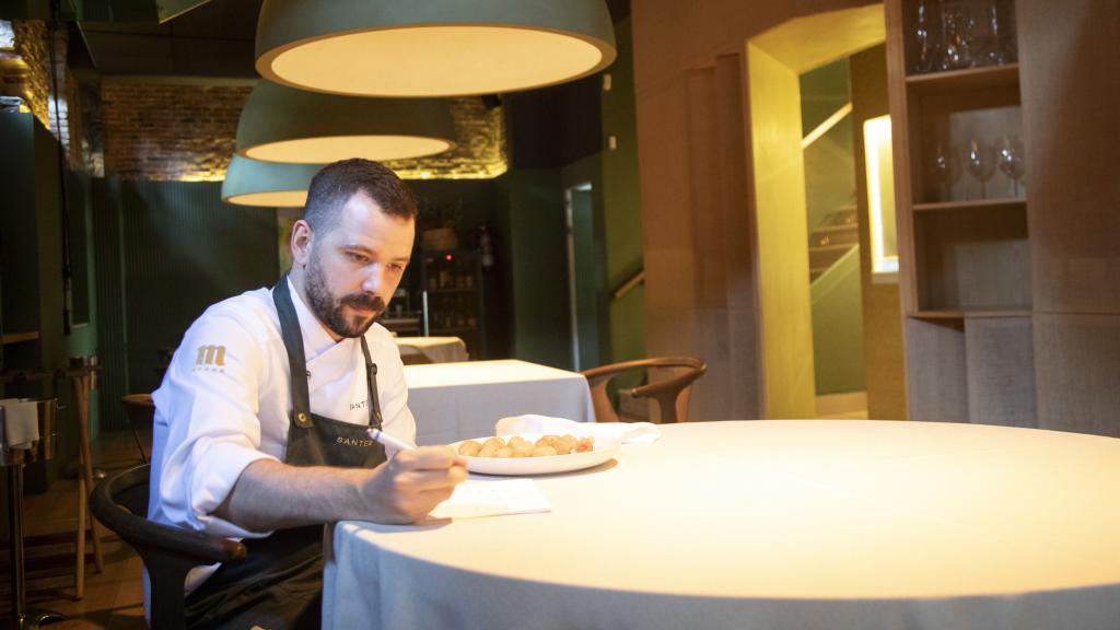 Miguel Carretero, chef ejecutivo de Santerra, anota todas la valoraciones de las croquetas testadas.