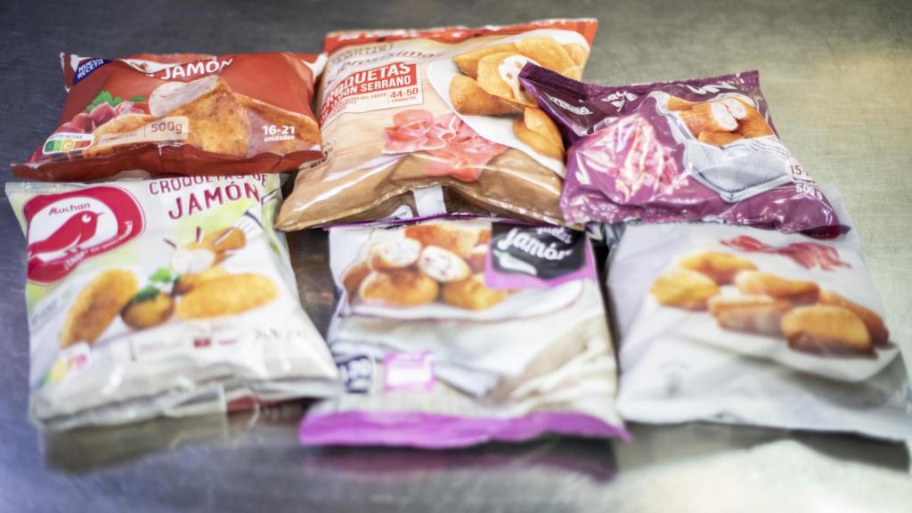 Los seis paquetes de croquetas de los supermercados testadas en la cata.
