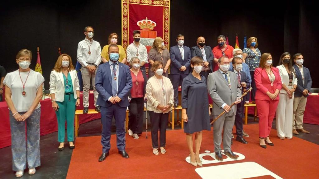 Foto de familia de la toma de posesión del alcalde, con Muñiz y Rodríguez en el centro.