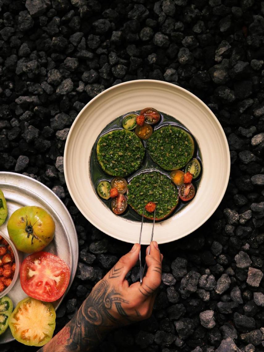 Tomates de verano y recado negro