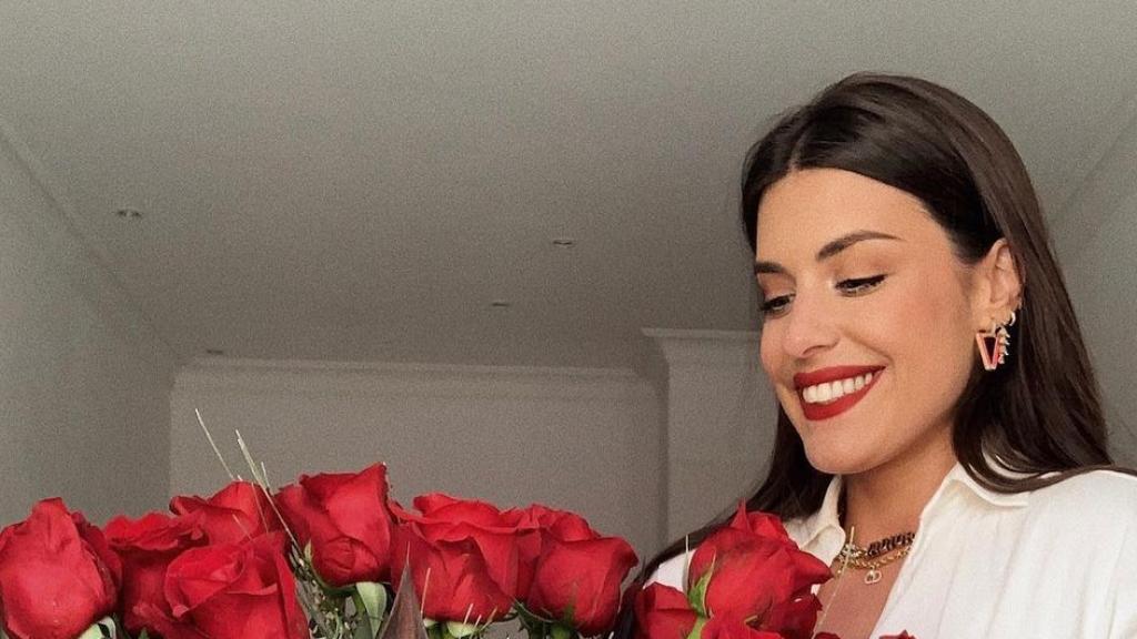 Dulceida con múltiples pendientes en su oreja.