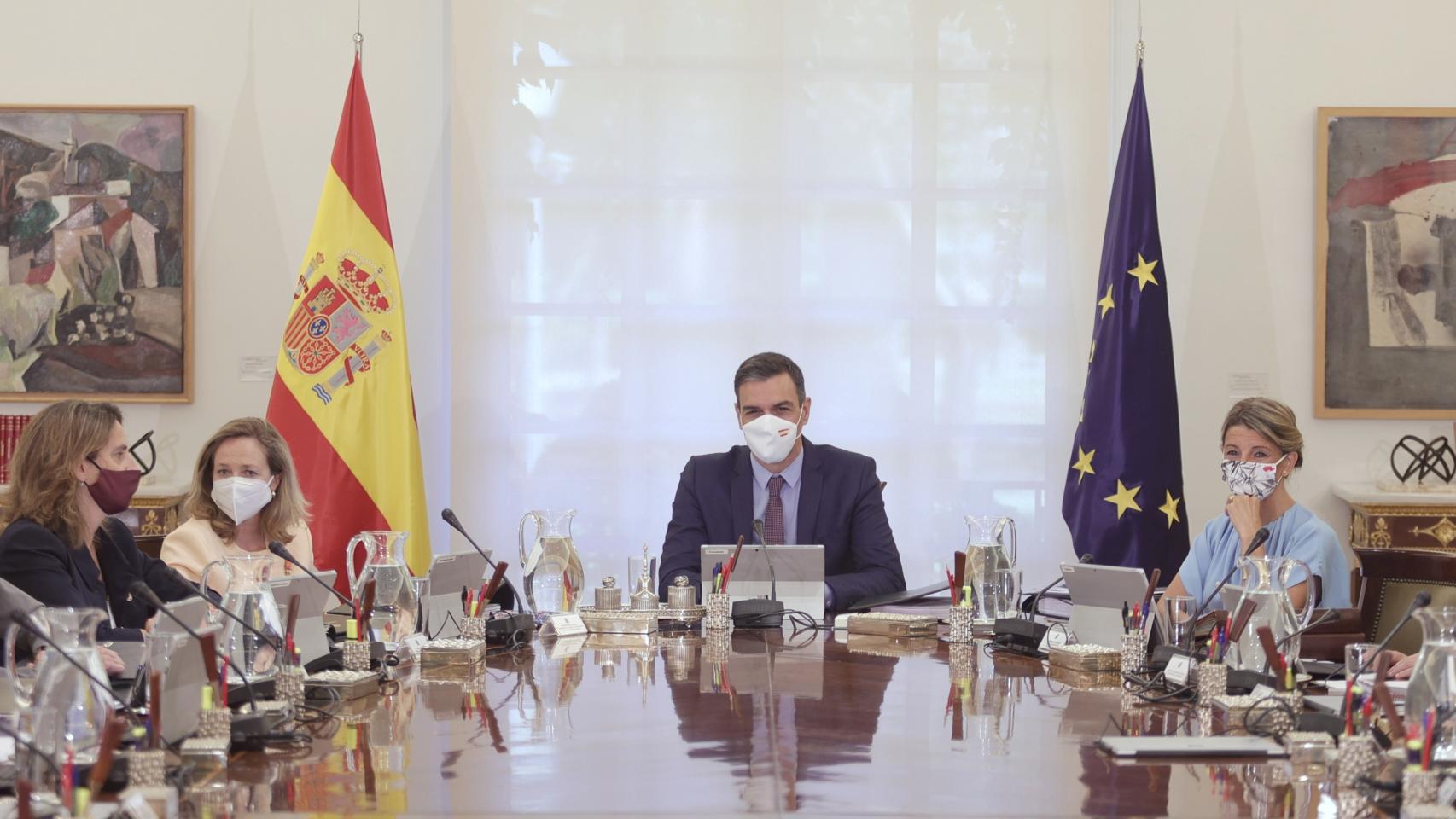 El presidente del Gobierno, Pedro Sánchez, rodeado por las vicepresidentas Nadia Calviño y Yolanda Díaz.