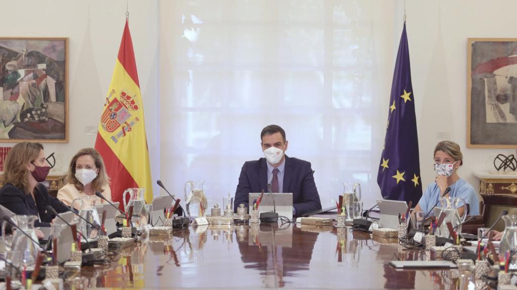 El presidente del Gobierno, Pedro Sánchez, rodeado por las vicepresidentas Nadia Calviño y Yolanda Díaz.