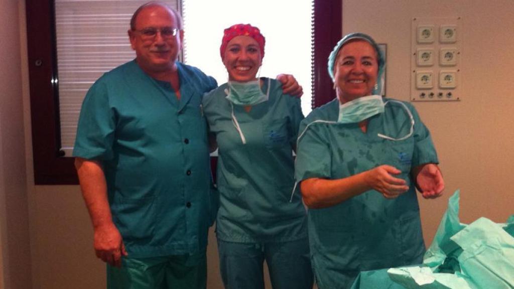 María Díaz Diñeiro junto a su padre médico y a su madre enfermera.