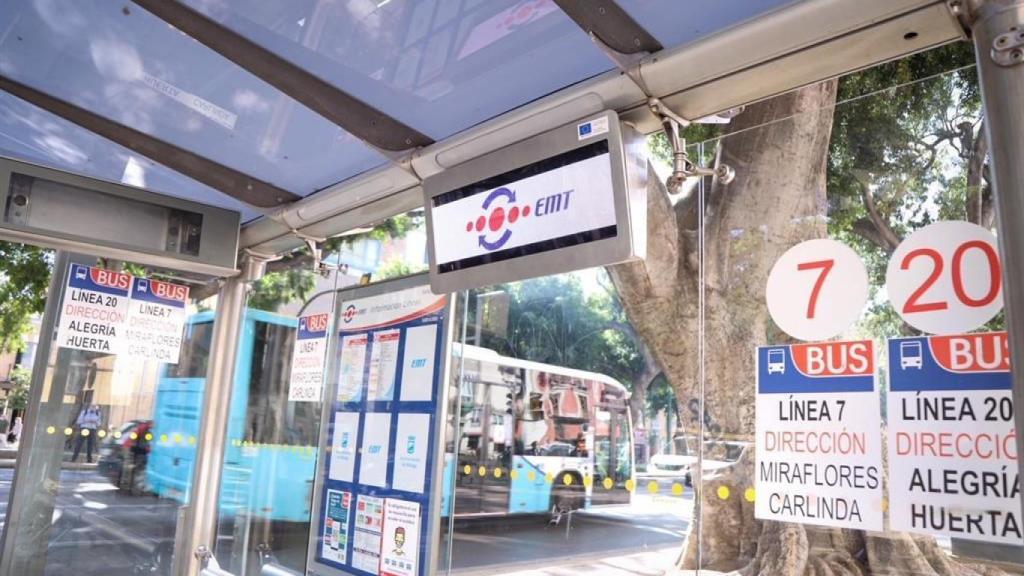 Imagen de una parada de autobuses de la EMT de Málaga.